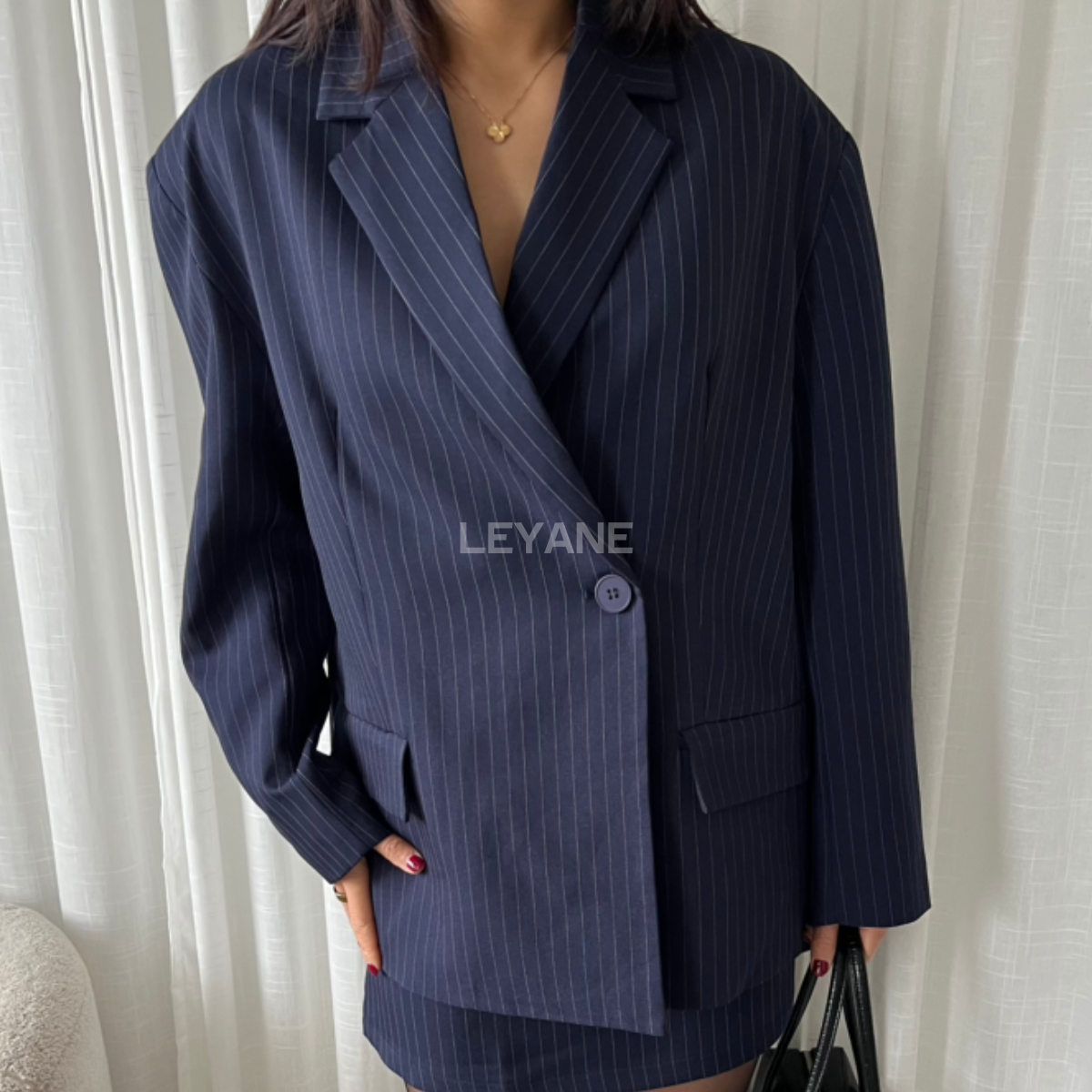 blazer femme, blazer oversize, blazer rayé, blazer bleu femme, veste élégante femme, blazer chic, blazer style coréen, veste femme tendance, blazer casual chic, blazer moderne femme, tenue élégante femme, veste rayure femme, blazer fashion femme, blazer classe femme, blazer bureau femme