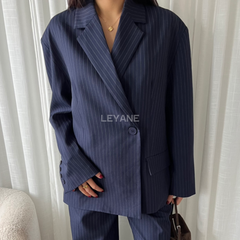 blazer femme, blazer oversize, blazer rayé, blazer bleu femme, veste élégante femme, blazer chic, blazer style coréen, veste femme tendance, blazer casual chic, blazer moderne femme, tenue élégante femme, veste rayure femme, blazer fashion femme, blazer classe femme, blazer bureau femme