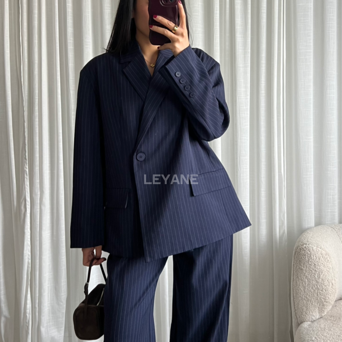 blazer femme, blazer oversize, blazer rayé, blazer bleu femme, veste élégante femme, blazer chic, blazer style coréen, veste femme tendance, blazer casual chic, blazer moderne femme, tenue élégante femme, veste rayure femme, blazer fashion femme, blazer classe femme, blazer bureau femme