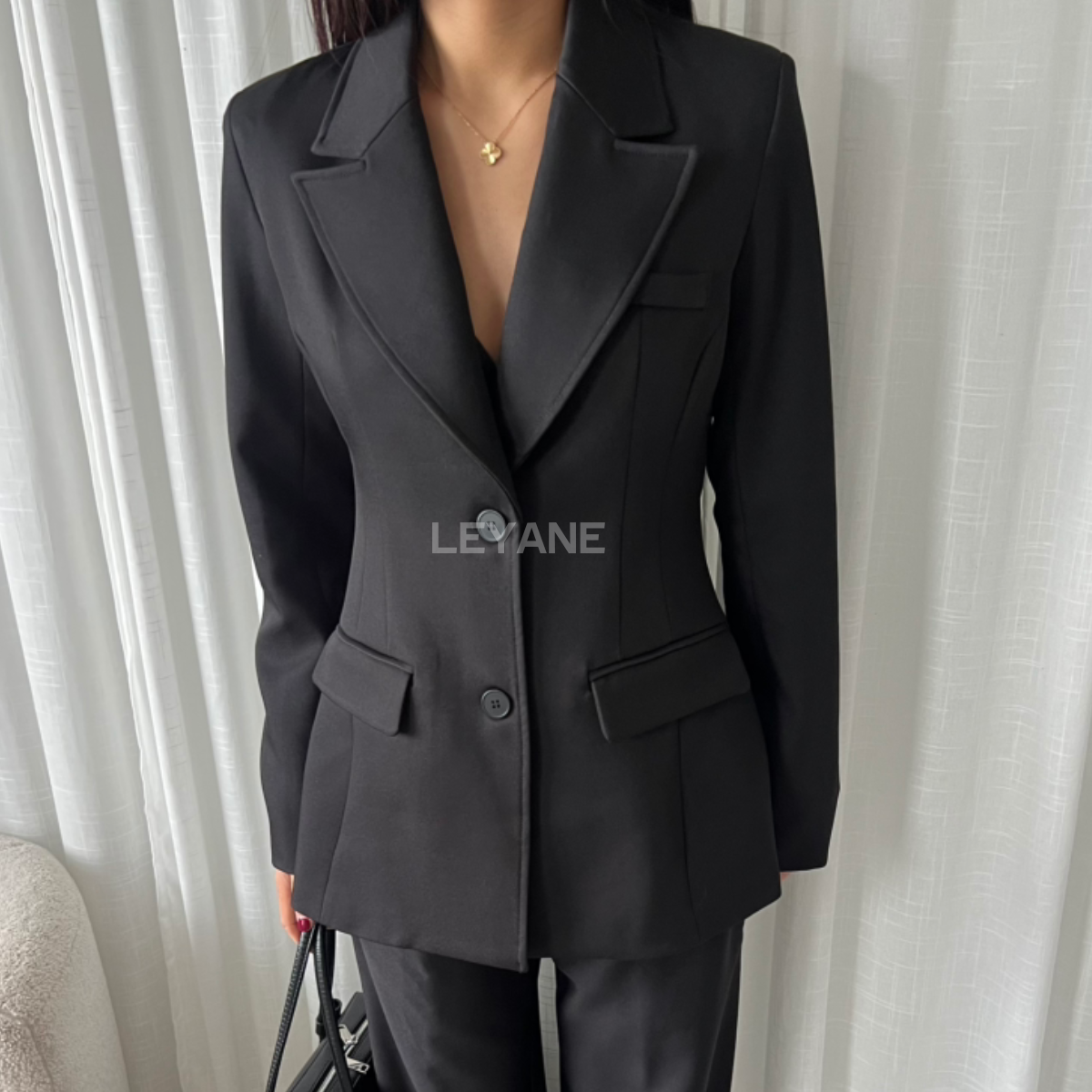 blazer femme, blazer noir, veste tailleur femme, blazer chic, blazer élégant, veste cintrée femme, blazer bureau, veste formelle femme, blazer moderne, tenue professionnelle femme, blazer fashion, veste costume femme