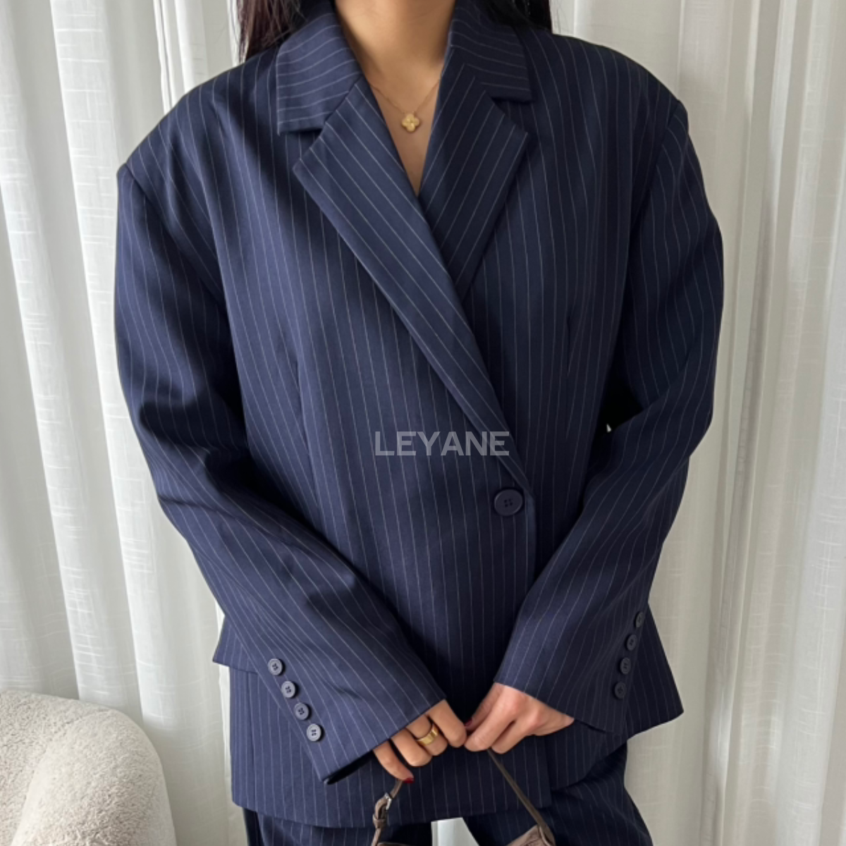 blazer femme, blazer oversize, blazer rayé, blazer bleu femme, veste élégante femme, blazer chic, blazer style coréen, veste femme tendance, blazer casual chic, blazer moderne femme, tenue élégante femme, veste rayure femme, blazer fashion femme, blazer classe femme, blazer bureau femme