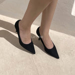 escarpins noirs, talons aiguilles, chaussures femme, bout pointu, escarpins élégants, chaussures soirée, style chic, talons fins, look sophistiqué, mode femme