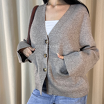 cardigan femme, cardigan élégant, cardigan chic, cardigan soirée, cardigan habillé, cardigan tendance, cardigan mode, cardigan en ligne, cardigan manches longues, cardigan manches courtes, cardigan maille, cardigan en laine, cardigan doux, cardigan oversize, cardigan ajusté, cardigan coupe droite, cardigan col V, cardigan boutonné, cardigan à boutons, cardigan basique, cardigan minimaliste, cardigan moderne, cardigan bureau, cardigan casual chic, cardigan de soirée, cardigan pour événement, cardigan pour tr