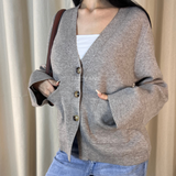 cardigan femme, cardigan élégant, cardigan chic, cardigan soirée, cardigan habillé, cardigan tendance, cardigan mode, cardigan en ligne, cardigan manches longues, cardigan manches courtes, cardigan maille, cardigan en laine, cardigan doux, cardigan oversize, cardigan ajusté, cardigan coupe droite, cardigan col V, cardigan boutonné, cardigan à boutons, cardigan basique, cardigan minimaliste, cardigan moderne, cardigan bureau, cardigan casual chic, cardigan de soirée, cardigan pour événement, cardigan pour tr