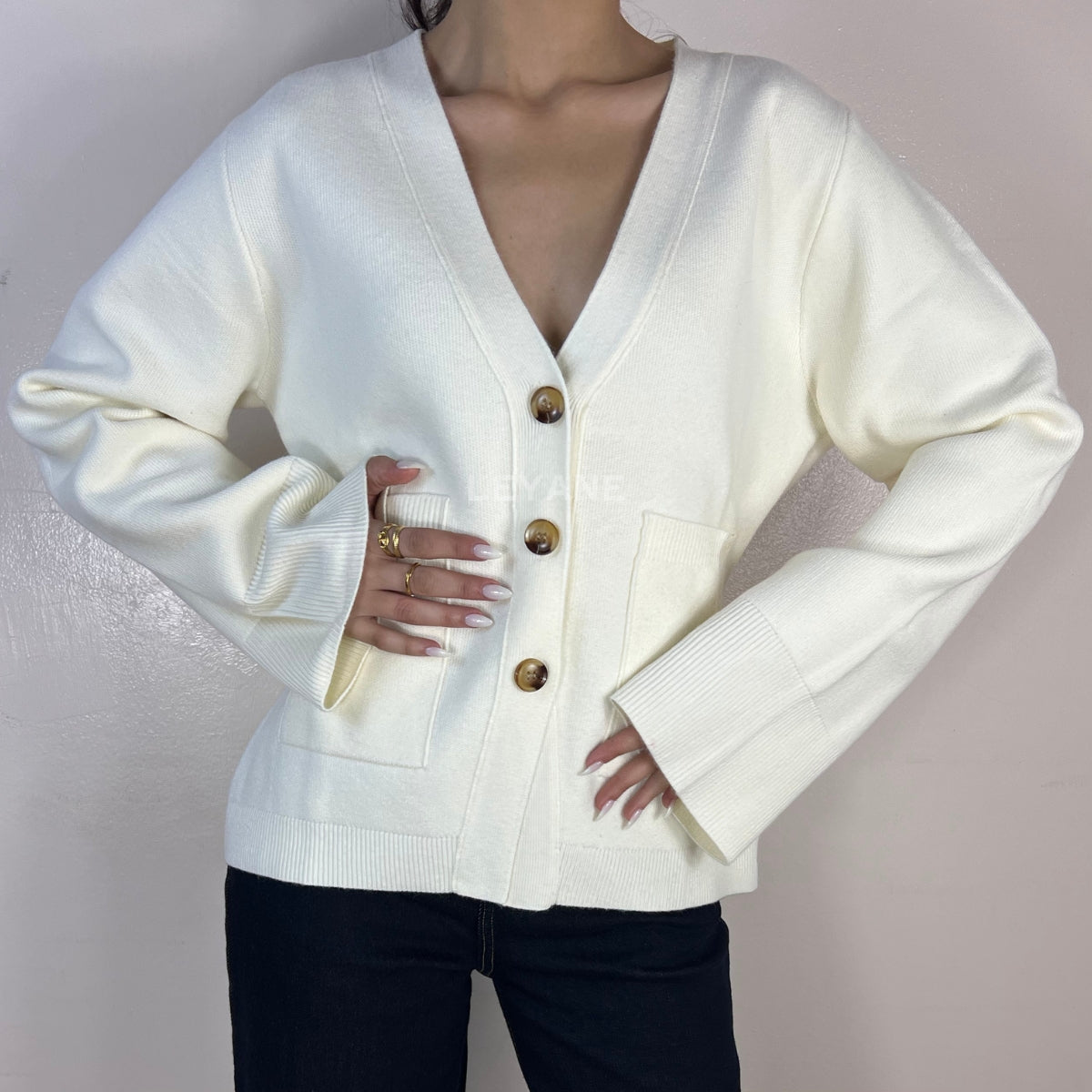 cardigan femme, cardigan élégant, cardigan chic, cardigan soirée, cardigan habillé, cardigan tendance, cardigan mode, cardigan en ligne, cardigan manches longues, cardigan manches courtes, cardigan maille, cardigan en laine, cardigan doux, cardigan oversize, cardigan ajusté, cardigan coupe droite, cardigan col V, cardigan boutonné, cardigan à boutons, cardigan basique, cardigan minimaliste, cardigan moderne, cardigan bureau, cardigan casual chic, cardigan de soirée, cardigan pour événement, cardigan pour tr