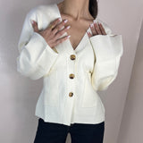 cardigan femme, cardigan élégant, cardigan chic, cardigan soirée, cardigan habillé, cardigan tendance, cardigan mode, cardigan en ligne, cardigan manches longues, cardigan manches courtes, cardigan maille, cardigan en laine, cardigan doux, cardigan oversize, cardigan ajusté, cardigan coupe droite, cardigan col V, cardigan boutonné, cardigan à boutons, cardigan basique, cardigan minimaliste, cardigan moderne, cardigan bureau, cardigan casual chic, cardigan de soirée, cardigan pour événement, cardigan pour tr