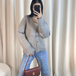 cardigan femme, cardigan élégant, cardigan chic, cardigan soirée, cardigan habillé, cardigan tendance, cardigan mode, cardigan en ligne, cardigan manches longues, cardigan manches courtes, cardigan maille, cardigan en laine, cardigan doux, cardigan oversize, cardigan ajusté, cardigan coupe droite, cardigan col V, cardigan boutonné, cardigan à boutons, cardigan basique, cardigan minimaliste, cardigan moderne, cardigan bureau, cardigan casual chic, cardigan de soirée, cardigan pour événement, cardigan pour tr