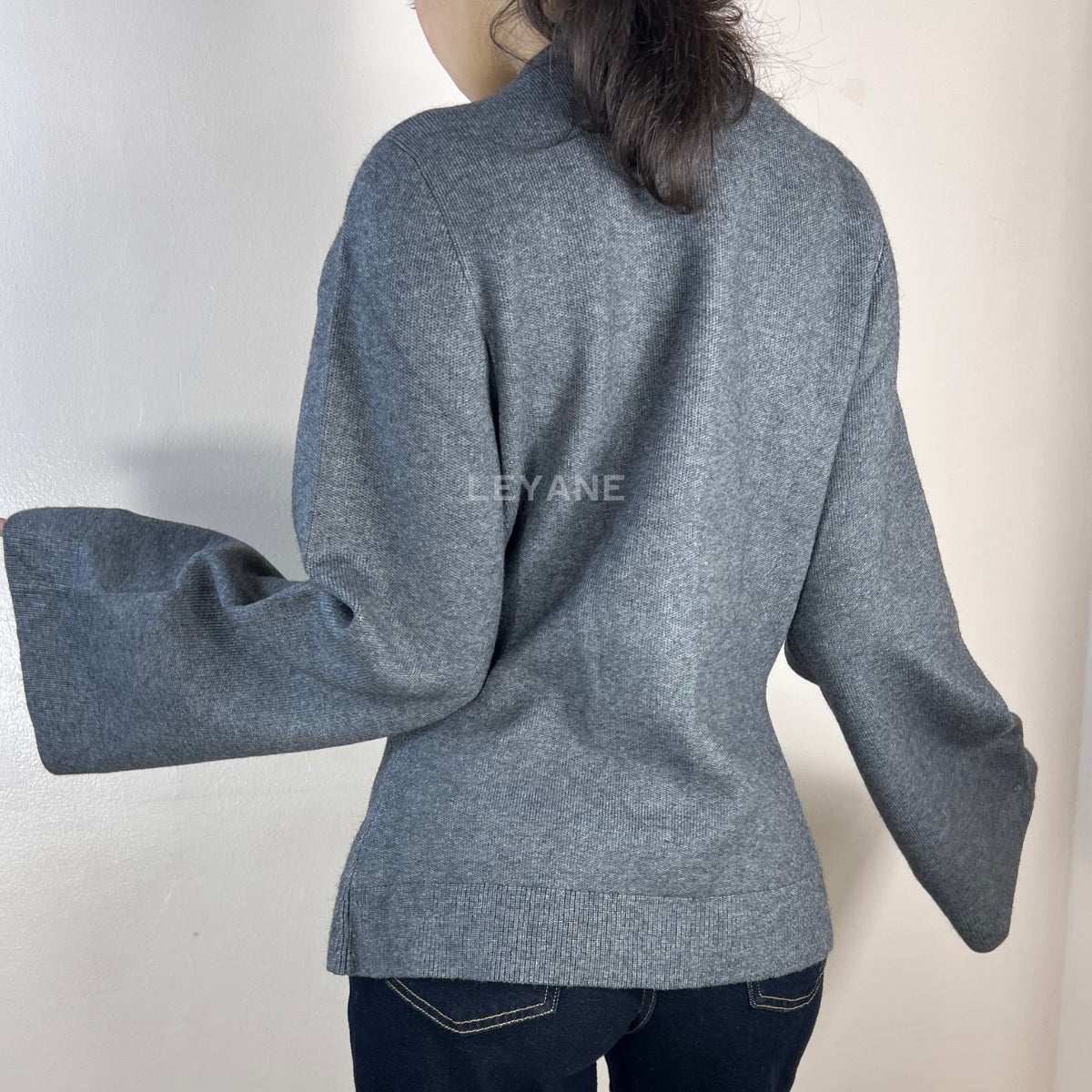 cardigan femme, cardigan élégant, cardigan chic, cardigan soirée, cardigan habillé, cardigan tendance, cardigan mode, cardigan en ligne, cardigan manches longues, cardigan manches courtes, cardigan maille, cardigan en laine, cardigan doux, cardigan oversize, cardigan ajusté, cardigan coupe droite, cardigan col V, cardigan boutonné, cardigan à boutons, cardigan basique, cardigan minimaliste, cardigan moderne, cardigan bureau, cardigan casual chic, cardigan de soirée, cardigan pour événement, cardigan pour tr