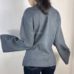 cardigan femme, cardigan élégant, cardigan chic, cardigan soirée, cardigan habillé, cardigan tendance, cardigan mode, cardigan en ligne, cardigan manches longues, cardigan manches courtes, cardigan maille, cardigan en laine, cardigan doux, cardigan oversize, cardigan ajusté, cardigan coupe droite, cardigan col V, cardigan boutonné, cardigan à boutons, cardigan basique, cardigan minimaliste, cardigan moderne, cardigan bureau, cardigan casual chic, cardigan de soirée, cardigan pour événement, cardigan pour tr