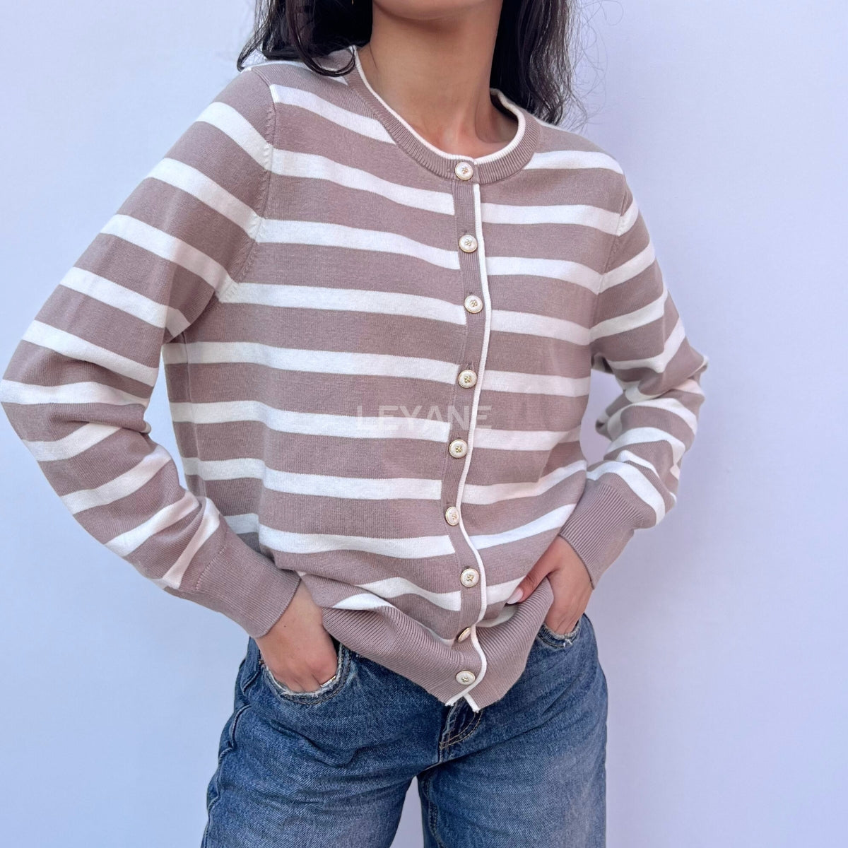 cardigan femme, cardigan élégant, cardigan chic, cardigan soirée, cardigan habillé, cardigan tendance, cardigan mode, cardigan en ligne, cardigan manches longues, cardigan manches courtes, cardigan maille, cardigan en laine, cardigan doux, cardigan oversize, cardigan ajusté, cardigan coupe droite, cardigan col V, cardigan boutonné, cardigan à boutons, cardigan basique, cardigan minimaliste, cardigan moderne, cardigan bureau, cardigan casual chic, cardigan de soirée, cardigan pour événement, cardigan pour tr