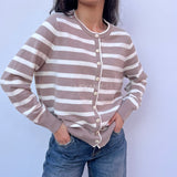 cardigan femme, cardigan élégant, cardigan chic, cardigan soirée, cardigan habillé, cardigan tendance, cardigan mode, cardigan en ligne, cardigan manches longues, cardigan manches courtes, cardigan maille, cardigan en laine, cardigan doux, cardigan oversize, cardigan ajusté, cardigan coupe droite, cardigan col V, cardigan boutonné, cardigan à boutons, cardigan basique, cardigan minimaliste, cardigan moderne, cardigan bureau, cardigan casual chic, cardigan de soirée, cardigan pour événement, cardigan pour tr