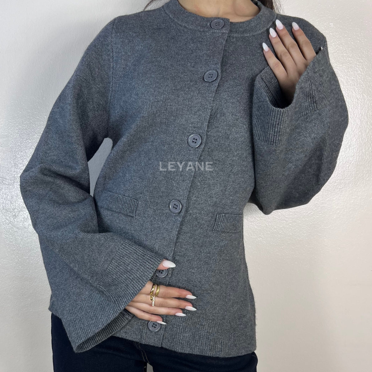 cardigan femme, cardigan élégant, cardigan chic, cardigan soirée, cardigan habillé, cardigan tendance, cardigan mode, cardigan en ligne, cardigan manches longues, cardigan manches courtes, cardigan maille, cardigan en laine, cardigan doux, cardigan oversize, cardigan ajusté, cardigan coupe droite, cardigan col V, cardigan boutonné, cardigan à boutons, cardigan basique, cardigan minimaliste, cardigan moderne, cardigan bureau, cardigan casual chic, cardigan de soirée, cardigan pour événement, cardigan pour tr