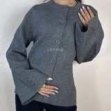 cardigan femme, cardigan élégant, cardigan chic, cardigan soirée, cardigan habillé, cardigan tendance, cardigan mode, cardigan en ligne, cardigan manches longues, cardigan manches courtes, cardigan maille, cardigan en laine, cardigan doux, cardigan oversize, cardigan ajusté, cardigan coupe droite, cardigan col V, cardigan boutonné, cardigan à boutons, cardigan basique, cardigan minimaliste, cardigan moderne, cardigan bureau, cardigan casual chic, cardigan de soirée, cardigan pour événement, cardigan pour tr