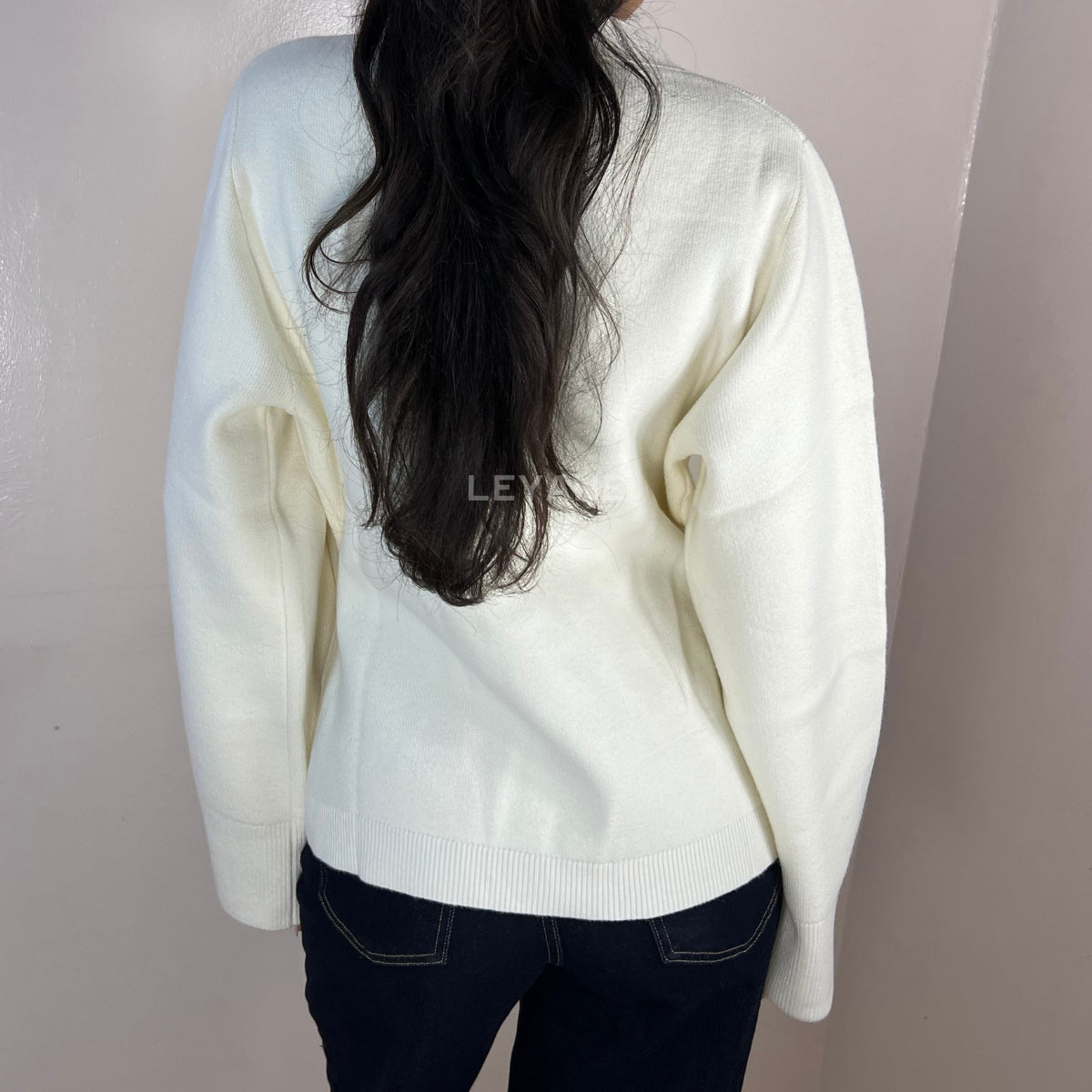 cardigan femme, cardigan élégant, cardigan chic, cardigan soirée, cardigan habillé, cardigan tendance, cardigan mode, cardigan en ligne, cardigan manches longues, cardigan manches courtes, cardigan maille, cardigan en laine, cardigan doux, cardigan oversize, cardigan ajusté, cardigan coupe droite, cardigan col V, cardigan boutonné, cardigan à boutons, cardigan basique, cardigan minimaliste, cardigan moderne, cardigan bureau, cardigan casual chic, cardigan de soirée, cardigan pour événement, cardigan pour tr