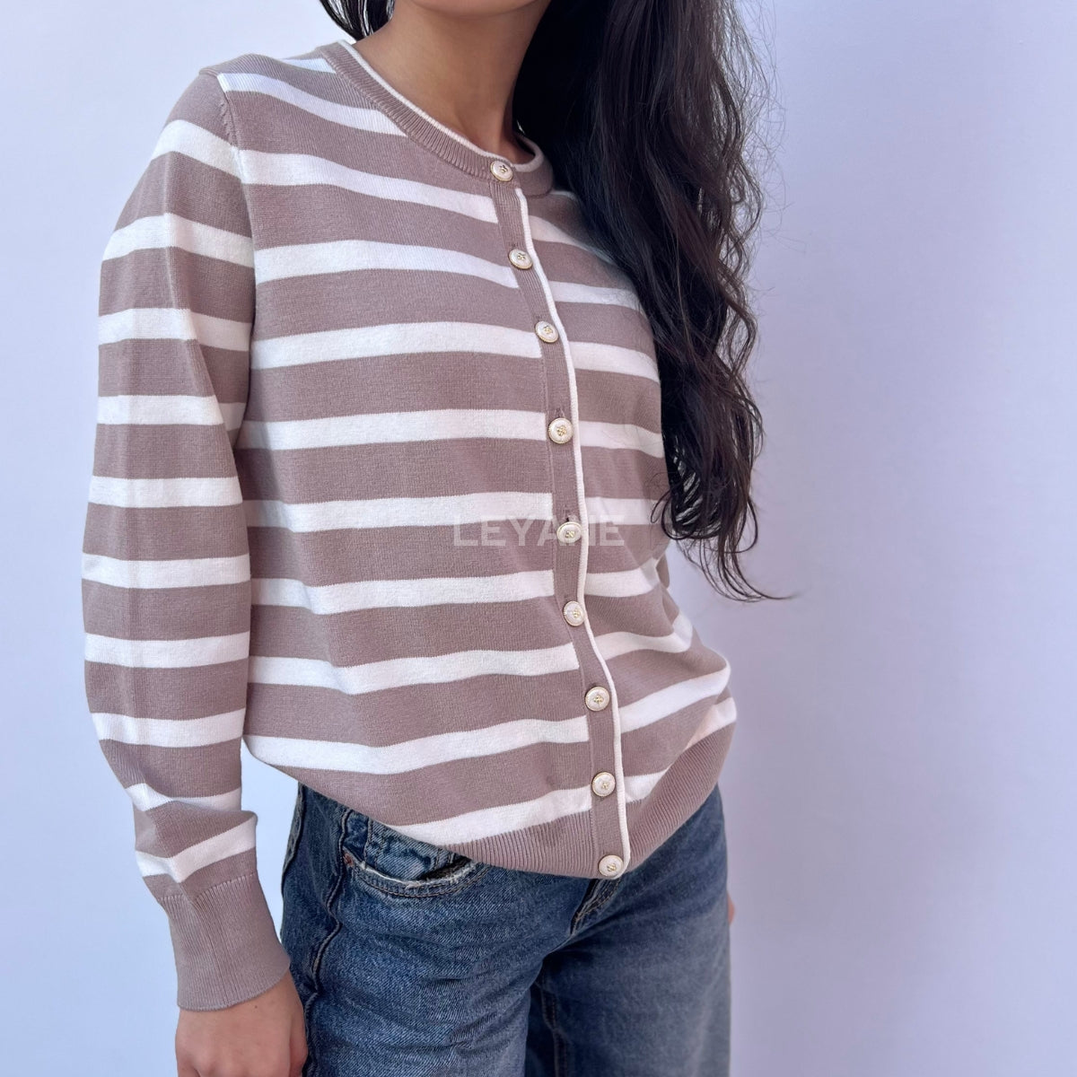 cardigan femme, cardigan élégant, cardigan chic, cardigan soirée, cardigan habillé, cardigan tendance, cardigan mode, cardigan en ligne, cardigan manches longues, cardigan manches courtes, cardigan maille, cardigan en laine, cardigan doux, cardigan oversize, cardigan ajusté, cardigan coupe droite, cardigan col V, cardigan boutonné, cardigan à boutons, cardigan basique, cardigan minimaliste, cardigan moderne, cardigan bureau, cardigan casual chic, cardigan de soirée, cardigan pour événement, cardigan pour tr