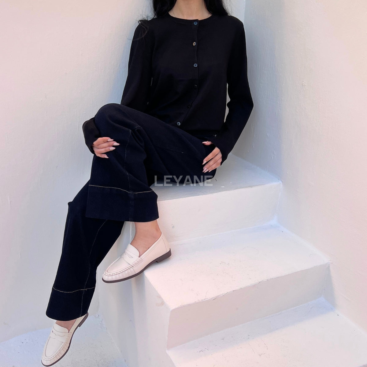 cardigan femme, cardigan élégant, cardigan chic, cardigan soirée, cardigan habillé, cardigan tendance, cardigan mode, cardigan en ligne, cardigan manches longues, cardigan manches courtes, cardigan maille, cardigan en laine, cardigan doux, cardigan oversize, cardigan ajusté, cardigan coupe droite, cardigan col V, cardigan boutonné, cardigan à boutons, cardigan basique, cardigan minimaliste, cardigan moderne, cardigan bureau, cardigan casual chic, cardigan de soirée, cardigan pour événement, cardigan pour tr