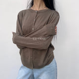 cardigan femme, cardigan élégant, cardigan chic, cardigan soirée, cardigan habillé, cardigan tendance, cardigan mode, cardigan en ligne, cardigan manches longues, cardigan manches courtes, cardigan maille, cardigan en laine, cardigan doux, cardigan oversize, cardigan ajusté, cardigan coupe droite, cardigan col V, cardigan boutonné, cardigan à boutons, cardigan basique, cardigan minimaliste, cardigan moderne, cardigan bureau, cardigan casual chic, cardigan de soirée, cardigan pour événement, cardigan pour tr