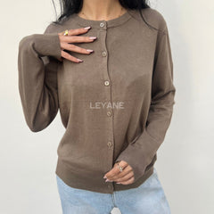 cardigan femme, cardigan élégant, cardigan chic, cardigan soirée, cardigan habillé, cardigan tendance, cardigan mode, cardigan en ligne, cardigan manches longues, cardigan manches courtes, cardigan maille, cardigan en laine, cardigan doux, cardigan oversize, cardigan ajusté, cardigan coupe droite, cardigan col V, cardigan boutonné, cardigan à boutons, cardigan basique, cardigan minimaliste, cardigan moderne, cardigan bureau, cardigan casual chic, cardigan de soirée, cardigan pour événement, cardigan pour tr