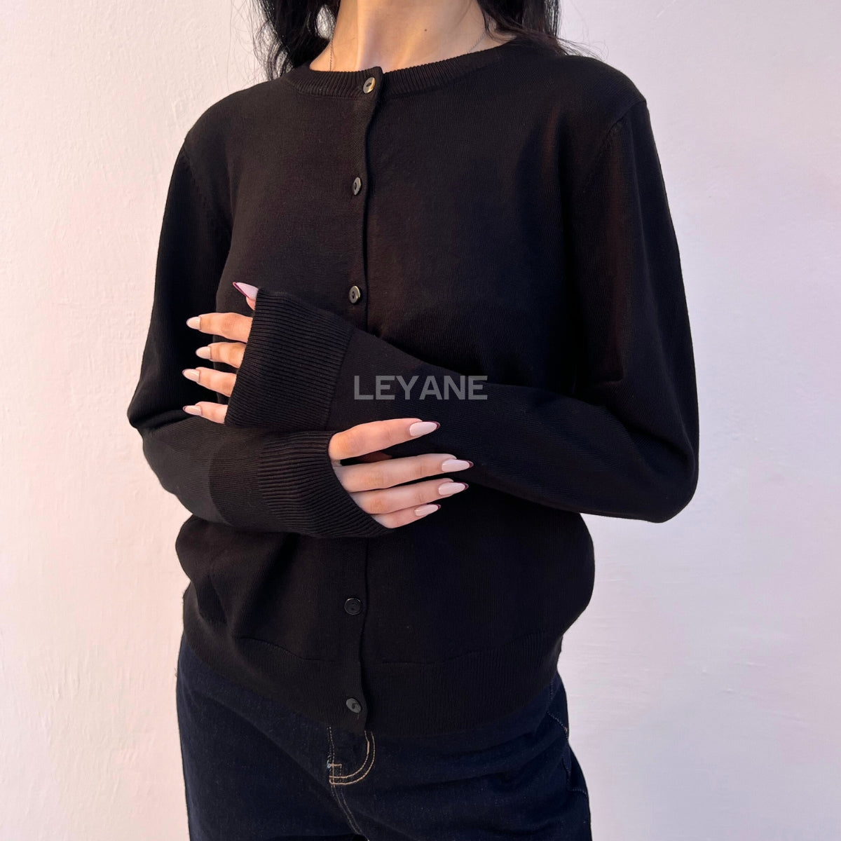 cardigan femme, cardigan élégant, cardigan chic, cardigan soirée, cardigan habillé, cardigan tendance, cardigan mode, cardigan en ligne, cardigan manches longues, cardigan manches courtes, cardigan maille, cardigan en laine, cardigan doux, cardigan oversize, cardigan ajusté, cardigan coupe droite, cardigan col V, cardigan boutonné, cardigan à boutons, cardigan basique, cardigan minimaliste, cardigan moderne, cardigan bureau, cardigan casual chic, cardigan de soirée, cardigan pour événement, cardigan pour tr