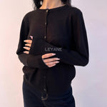 cardigan femme, cardigan élégant, cardigan chic, cardigan soirée, cardigan habillé, cardigan tendance, cardigan mode, cardigan en ligne, cardigan manches longues, cardigan manches courtes, cardigan maille, cardigan en laine, cardigan doux, cardigan oversize, cardigan ajusté, cardigan coupe droite, cardigan col V, cardigan boutonné, cardigan à boutons, cardigan basique, cardigan minimaliste, cardigan moderne, cardigan bureau, cardigan casual chic, cardigan de soirée, cardigan pour événement, cardigan pour tr