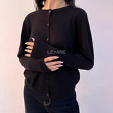 cardigan femme, cardigan élégant, cardigan chic, cardigan soirée, cardigan habillé, cardigan tendance, cardigan mode, cardigan en ligne, cardigan manches longues, cardigan manches courtes, cardigan maille, cardigan en laine, cardigan doux, cardigan oversize, cardigan ajusté, cardigan coupe droite, cardigan col V, cardigan boutonné, cardigan à boutons, cardigan basique, cardigan minimaliste, cardigan moderne, cardigan bureau, cardigan casual chic, cardigan de soirée, cardigan pour événement, cardigan pour tr