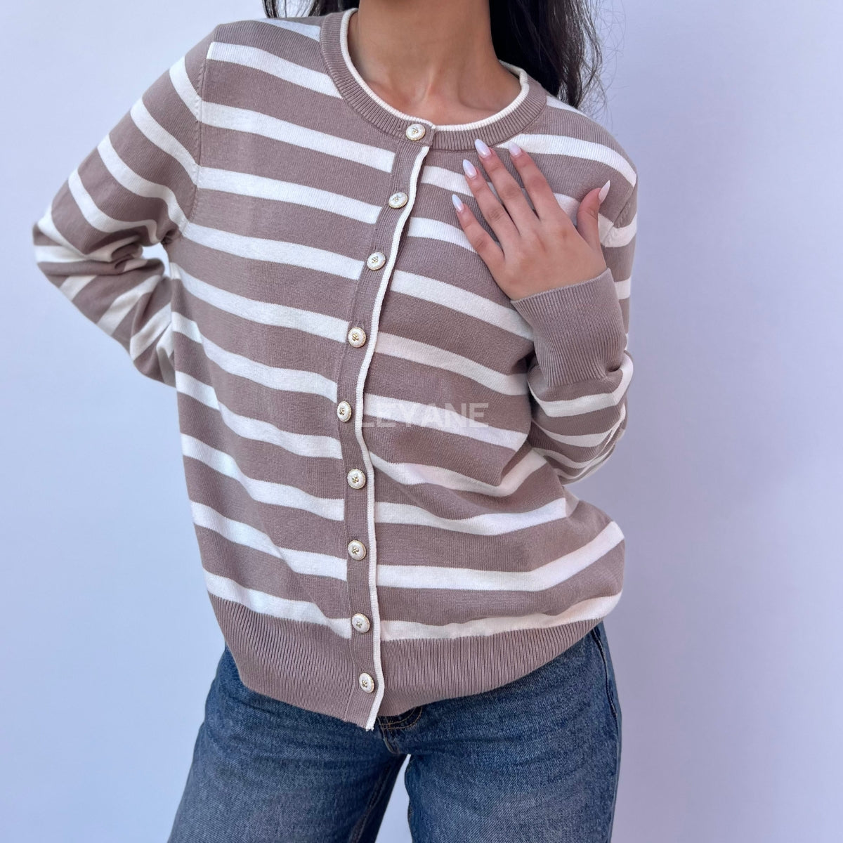 cardigan femme, cardigan élégant, cardigan chic, cardigan soirée, cardigan habillé, cardigan tendance, cardigan mode, cardigan en ligne, cardigan manches longues, cardigan manches courtes, cardigan maille, cardigan en laine, cardigan doux, cardigan oversize, cardigan ajusté, cardigan coupe droite, cardigan col V, cardigan boutonné, cardigan à boutons, cardigan basique, cardigan minimaliste, cardigan moderne, cardigan bureau, cardigan casual chic, cardigan de soirée, cardigan pour événement, cardigan pour tr
