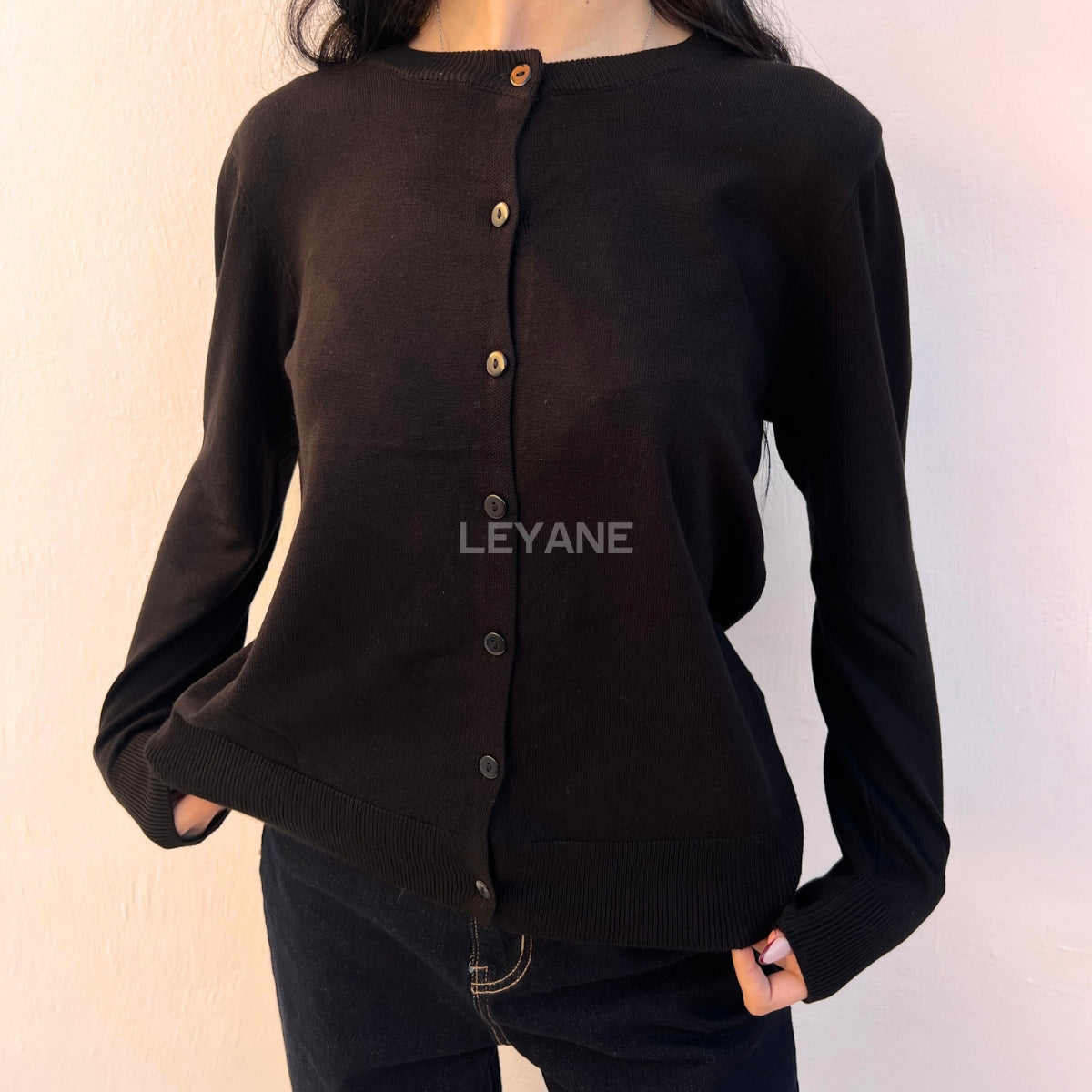 cardigan femme, cardigan élégant, cardigan chic, cardigan soirée, cardigan habillé, cardigan tendance, cardigan mode, cardigan en ligne, cardigan manches longues, cardigan manches courtes, cardigan maille, cardigan en laine, cardigan doux, cardigan oversize, cardigan ajusté, cardigan coupe droite, cardigan col V, cardigan boutonné, cardigan à boutons, cardigan basique, cardigan minimaliste, cardigan moderne, cardigan bureau, cardigan casual chic, cardigan de soirée, cardigan pour événement, cardigan pour tr