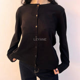 cardigan femme, cardigan élégant, cardigan chic, cardigan soirée, cardigan habillé, cardigan tendance, cardigan mode, cardigan en ligne, cardigan manches longues, cardigan manches courtes, cardigan maille, cardigan en laine, cardigan doux, cardigan oversize, cardigan ajusté, cardigan coupe droite, cardigan col V, cardigan boutonné, cardigan à boutons, cardigan basique, cardigan minimaliste, cardigan moderne, cardigan bureau, cardigan casual chic, cardigan de soirée, cardigan pour événement, cardigan pour tr