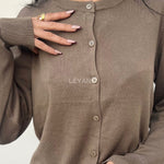 cardigan femme, cardigan élégant, cardigan chic, cardigan soirée, cardigan habillé, cardigan tendance, cardigan mode, cardigan en ligne, cardigan manches longues, cardigan manches courtes, cardigan maille, cardigan en laine, cardigan doux, cardigan oversize, cardigan ajusté, cardigan coupe droite, cardigan col V, cardigan boutonné, cardigan à boutons, cardigan basique, cardigan minimaliste, cardigan moderne, cardigan bureau, cardigan casual chic, cardigan de soirée, cardigan pour événement, cardigan pour tr