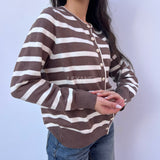cardigan femme, cardigan élégant, cardigan chic, cardigan soirée, cardigan habillé, cardigan tendance, cardigan mode, cardigan en ligne, cardigan manches longues, cardigan manches courtes, cardigan maille, cardigan en laine, cardigan doux, cardigan oversize, cardigan ajusté, cardigan coupe droite, cardigan col V, cardigan boutonné, cardigan à boutons, cardigan basique, cardigan minimaliste, cardigan moderne, cardigan bureau, cardigan casual chic, cardigan de soirée, cardigan pour événement, cardigan pour tr