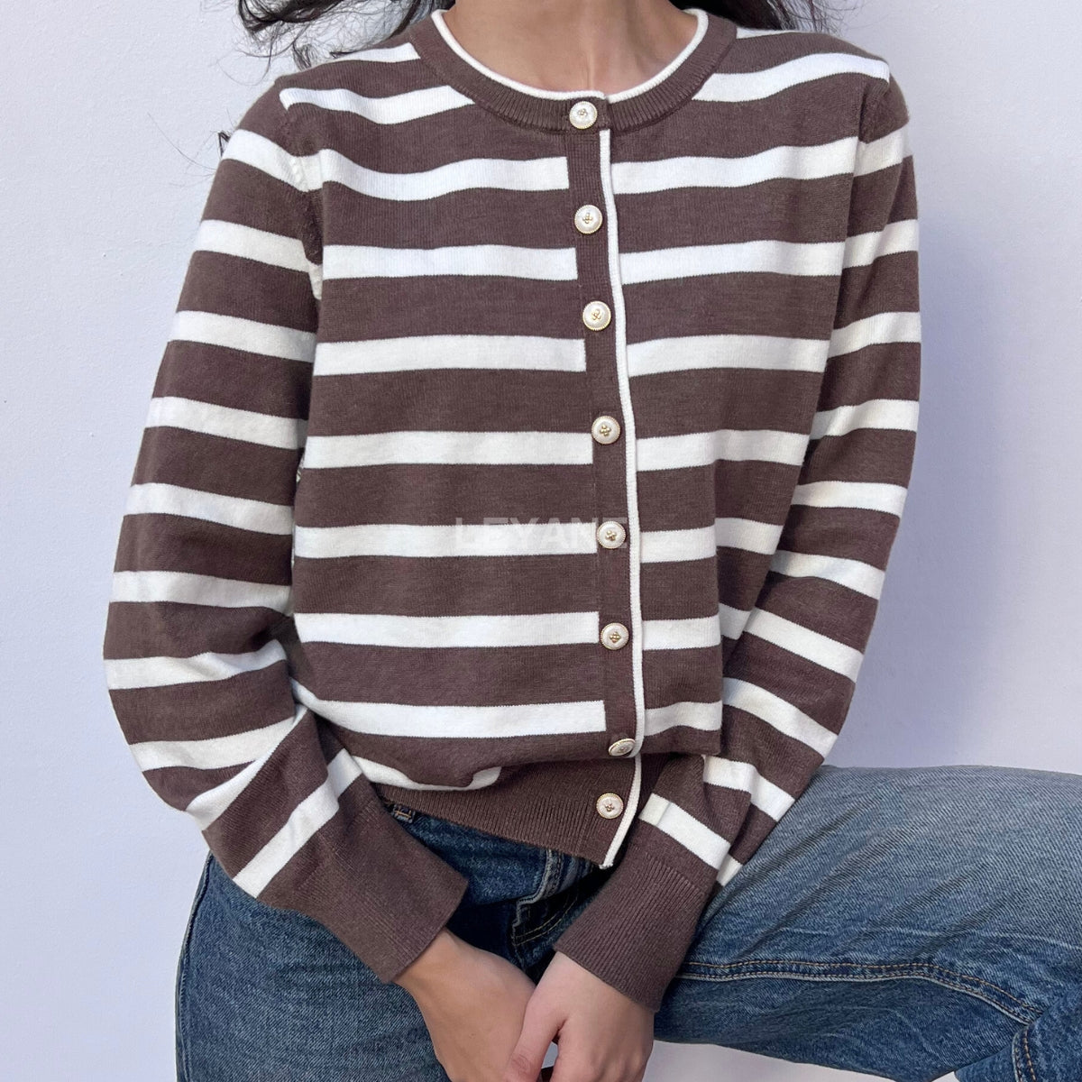 cardigan femme, cardigan élégant, cardigan chic, cardigan soirée, cardigan habillé, cardigan tendance, cardigan mode, cardigan en ligne, cardigan manches longues, cardigan manches courtes, cardigan maille, cardigan en laine, cardigan doux, cardigan oversize, cardigan ajusté, cardigan coupe droite, cardigan col V, cardigan boutonné, cardigan à boutons, cardigan basique, cardigan minimaliste, cardigan moderne, cardigan bureau, cardigan casual chic, cardigan de soirée, cardigan pour événement, cardigan pour tr