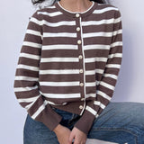 cardigan femme, cardigan élégant, cardigan chic, cardigan soirée, cardigan habillé, cardigan tendance, cardigan mode, cardigan en ligne, cardigan manches longues, cardigan manches courtes, cardigan maille, cardigan en laine, cardigan doux, cardigan oversize, cardigan ajusté, cardigan coupe droite, cardigan col V, cardigan boutonné, cardigan à boutons, cardigan basique, cardigan minimaliste, cardigan moderne, cardigan bureau, cardigan casual chic, cardigan de soirée, cardigan pour événement, cardigan pour tr