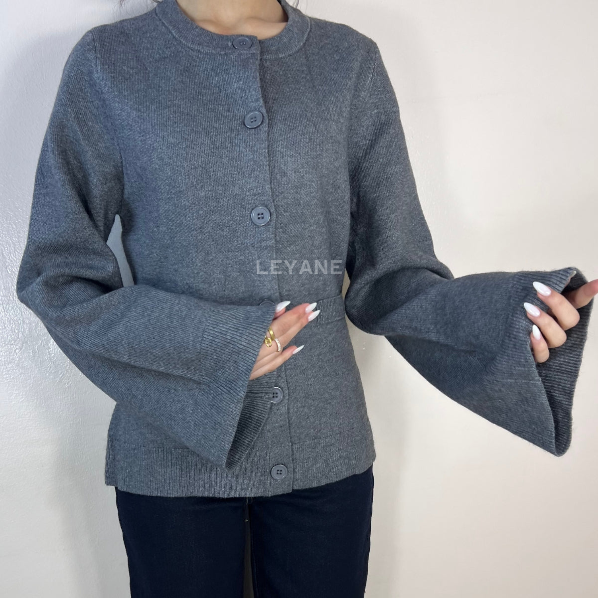 cardigan femme, cardigan élégant, cardigan chic, cardigan soirée, cardigan habillé, cardigan tendance, cardigan mode, cardigan en ligne, cardigan manches longues, cardigan manches courtes, cardigan maille, cardigan en laine, cardigan doux, cardigan oversize, cardigan ajusté, cardigan coupe droite, cardigan col V, cardigan boutonné, cardigan à boutons, cardigan basique, cardigan minimaliste, cardigan moderne, cardigan bureau, cardigan casual chic, cardigan de soirée, cardigan pour événement, cardigan pour tr
