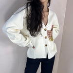 cardigan femme, cardigan élégant, cardigan chic, cardigan soirée, cardigan habillé, cardigan tendance, cardigan mode, cardigan en ligne, cardigan manches longues, cardigan manches courtes, cardigan maille, cardigan en laine, cardigan doux, cardigan oversize, cardigan ajusté, cardigan coupe droite, cardigan col V, cardigan boutonné, cardigan à boutons, cardigan basique, cardigan minimaliste, cardigan moderne, cardigan bureau, cardigan casual chic, cardigan de soirée, cardigan pour événement, cardigan pour tr