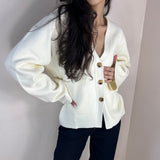 cardigan femme, cardigan élégant, cardigan chic, cardigan soirée, cardigan habillé, cardigan tendance, cardigan mode, cardigan en ligne, cardigan manches longues, cardigan manches courtes, cardigan maille, cardigan en laine, cardigan doux, cardigan oversize, cardigan ajusté, cardigan coupe droite, cardigan col V, cardigan boutonné, cardigan à boutons, cardigan basique, cardigan minimaliste, cardigan moderne, cardigan bureau, cardigan casual chic, cardigan de soirée, cardigan pour événement, cardigan pour tr
