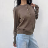 cardigan femme, cardigan élégant, cardigan chic, cardigan soirée, cardigan habillé, cardigan tendance, cardigan mode, cardigan en ligne, cardigan manches longues, cardigan manches courtes, cardigan maille, cardigan en laine, cardigan doux, cardigan oversize, cardigan ajusté, cardigan coupe droite, cardigan col V, cardigan boutonné, cardigan à boutons, cardigan basique, cardigan minimaliste, cardigan moderne, cardigan bureau, cardigan casual chic, cardigan de soirée, cardigan pour événement, cardigan pour tr