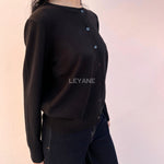 cardigan femme, cardigan élégant, cardigan chic, cardigan soirée, cardigan habillé, cardigan tendance, cardigan mode, cardigan en ligne, cardigan manches longues, cardigan manches courtes, cardigan maille, cardigan en laine, cardigan doux, cardigan oversize, cardigan ajusté, cardigan coupe droite, cardigan col V, cardigan boutonné, cardigan à boutons, cardigan basique, cardigan minimaliste, cardigan moderne, cardigan bureau, cardigan casual chic, cardigan de soirée, cardigan pour événement, cardigan pour tr