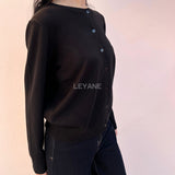 cardigan femme, cardigan élégant, cardigan chic, cardigan soirée, cardigan habillé, cardigan tendance, cardigan mode, cardigan en ligne, cardigan manches longues, cardigan manches courtes, cardigan maille, cardigan en laine, cardigan doux, cardigan oversize, cardigan ajusté, cardigan coupe droite, cardigan col V, cardigan boutonné, cardigan à boutons, cardigan basique, cardigan minimaliste, cardigan moderne, cardigan bureau, cardigan casual chic, cardigan de soirée, cardigan pour événement, cardigan pour tr