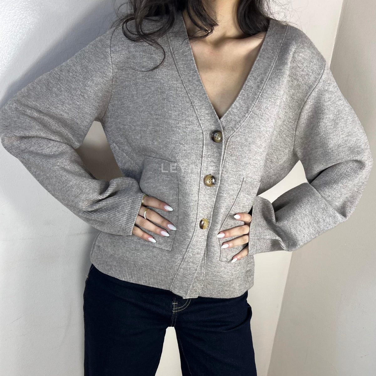 cardigan femme, cardigan élégant, cardigan chic, cardigan soirée, cardigan habillé, cardigan tendance, cardigan mode, cardigan en ligne, cardigan manches longues, cardigan manches courtes, cardigan maille, cardigan en laine, cardigan doux, cardigan oversize, cardigan ajusté, cardigan coupe droite, cardigan col V, cardigan boutonné, cardigan à boutons, cardigan basique, cardigan minimaliste, cardigan moderne, cardigan bureau, cardigan casual chic, cardigan de soirée, cardigan pour événement, cardigan pour tr