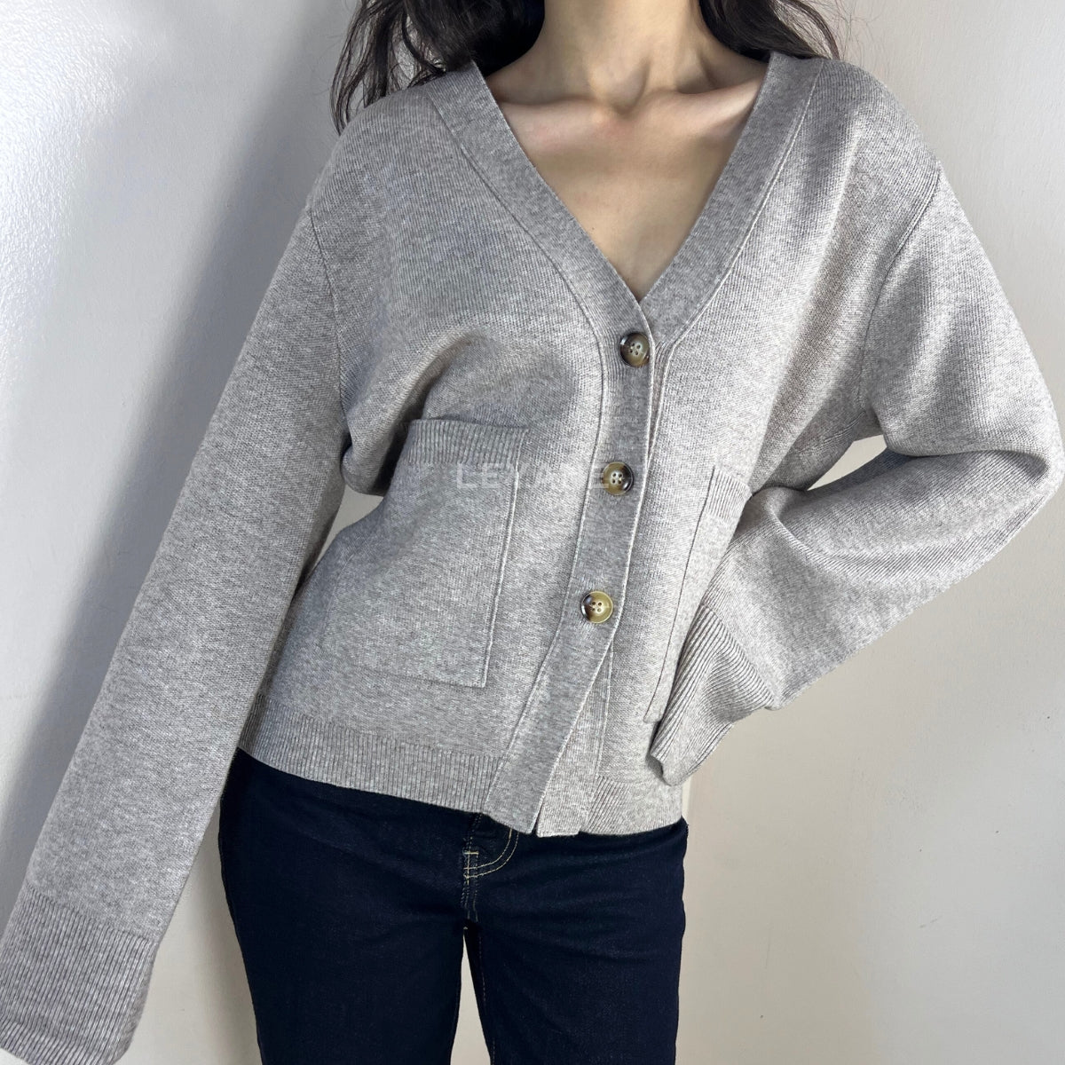 cardigan femme, cardigan élégant, cardigan chic, cardigan soirée, cardigan habillé, cardigan tendance, cardigan mode, cardigan en ligne, cardigan manches longues, cardigan manches courtes, cardigan maille, cardigan en laine, cardigan doux, cardigan oversize, cardigan ajusté, cardigan coupe droite, cardigan col V, cardigan boutonné, cardigan à boutons, cardigan basique, cardigan minimaliste, cardigan moderne, cardigan bureau, cardigan casual chic, cardigan de soirée, cardigan pour événement, cardigan pour tr