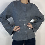cardigan femme, cardigan élégant, cardigan chic, cardigan soirée, cardigan habillé, cardigan tendance, cardigan mode, cardigan en ligne, cardigan manches longues, cardigan manches courtes, cardigan maille, cardigan en laine, cardigan doux, cardigan oversize, cardigan ajusté, cardigan coupe droite, cardigan col V, cardigan boutonné, cardigan à boutons, cardigan basique, cardigan minimaliste, cardigan moderne, cardigan bureau, cardigan casual chic, cardigan de soirée, cardigan pour événement, cardigan pour tr