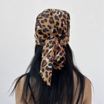 foulard femme, foulard élégant, foulard chic, foulard classique, foulard moderne, foulard tendance, foulard intemporel, foulard luxe, foulard premium, foulard soie, foulard satin, foulard mousseline, foulard léger, foulard doux, foulard fluide, foulard imprimé, foulard uni, foulard à motifs, foulard minimaliste, foulard clean look, foulard fashion, foulard stylé, foulard habillé, foulard quotidien, foulard casual, foulard workwear, foulard bureau, foulard soirée, foulard polyvalent, foulard carré, foulard l