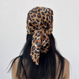 foulard femme, foulard élégant, foulard chic, foulard classique, foulard moderne, foulard tendance, foulard intemporel, foulard luxe, foulard premium, foulard soie, foulard satin, foulard mousseline, foulard léger, foulard doux, foulard fluide, foulard imprimé, foulard uni, foulard à motifs, foulard minimaliste, foulard clean look, foulard fashion, foulard stylé, foulard habillé, foulard quotidien, foulard casual, foulard workwear, foulard bureau, foulard soirée, foulard polyvalent, foulard carré, foulard l