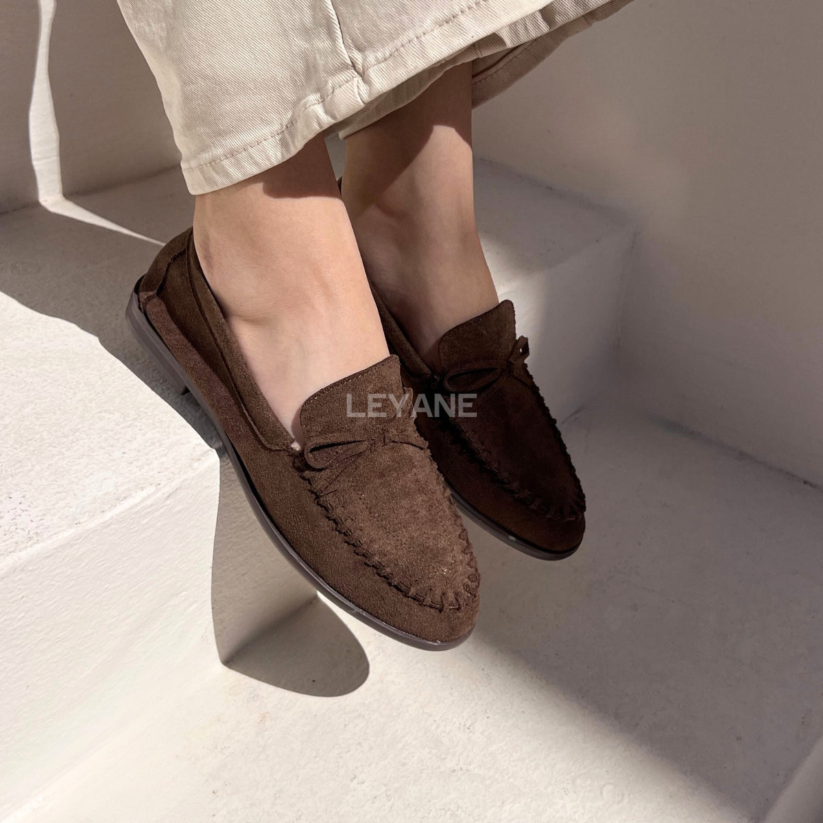 mocassins, suédine, daim, nœud, classique, chic, casual, chaussures plates, confort, femme, intemporel, automne, élégant