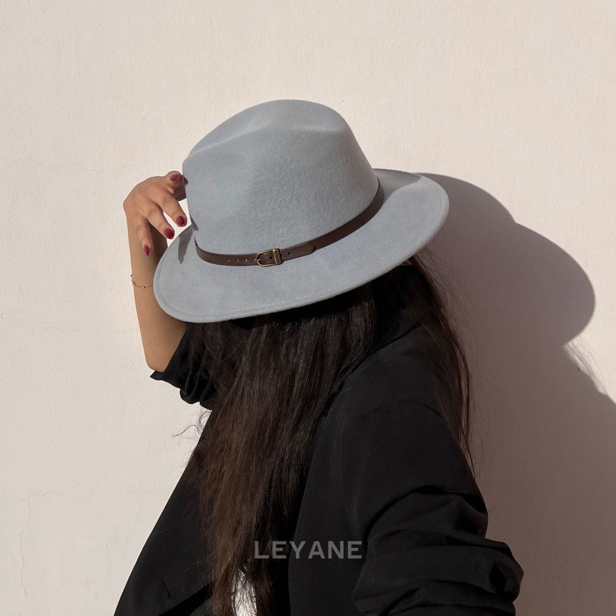 Chapeau gris avec ceinture en cuir - unisexe, chapeau en ligne, chapeau Maroc, chapeau de luxe 