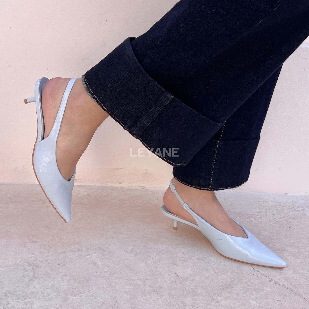 mules femme, chaussures femme, talon bas, bout pointu, slingback, mules élégantes, chaussures chic, mode femme, collection chaussures, couleurs variées, minimaliste, tendance mode, chaussures modernes, style sophistiqué, look bureau, chaussures confortables, fashion femme, été printemps, chaussures ouvertes, design épuré