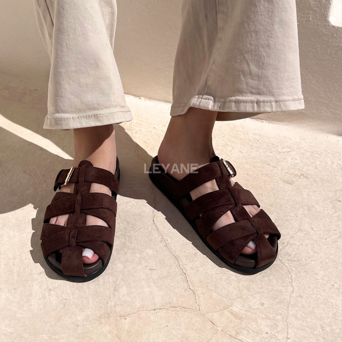 sandales femme, sandales noires, sandales plates, chaussures été, sandales à brides, boucle dorée, chaussures confortables, mode femme, look casual chic, sandales modernes, style minimaliste, chaussures ouvertes, tenue décontractée, tendance été, fashion femme, sandales pratiques, chaussures légères, style urbain