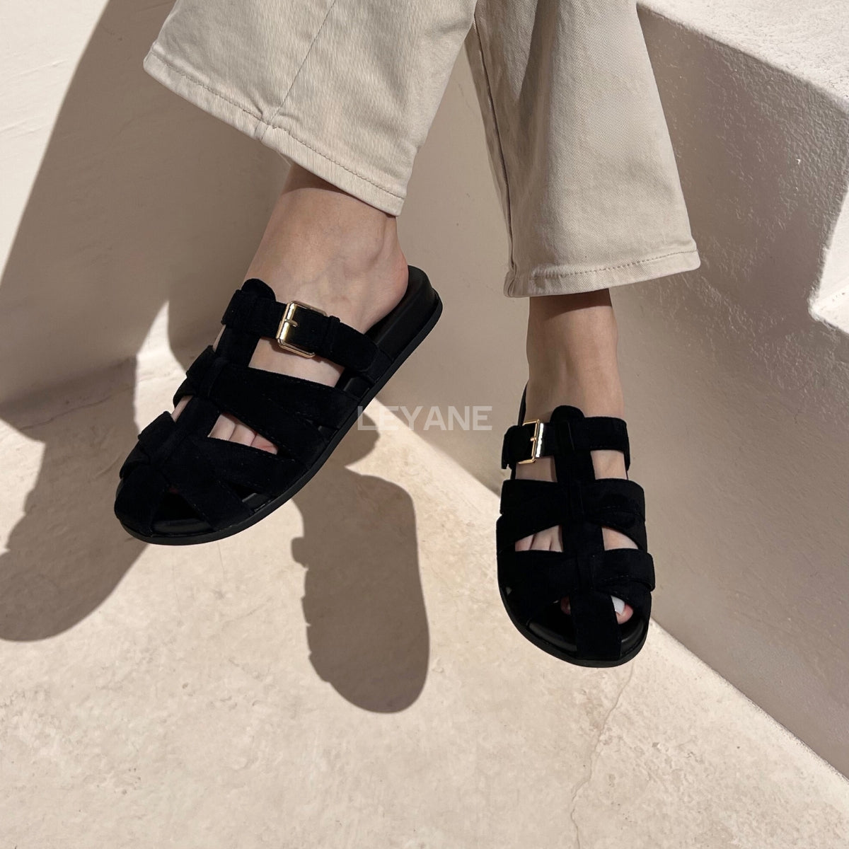 sandales femme, sandales noires, sandales plates, chaussures été, sandales à brides, boucle dorée, chaussures confortables, mode femme, look casual chic, sandales modernes, style minimaliste, chaussures ouvertes, tenue décontractée, tendance été, fashion femme, sandales pratiques, chaussures légères, style urbain