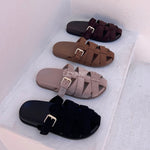 sandales femme, sandales noires, sandales plates, chaussures été, sandales à brides, boucle dorée, chaussures confortables, mode femme, look casual chic, sandales modernes, style minimaliste, chaussures ouvertes, tenue décontractée, tendance été, fashion femme, sandales pratiques, chaussures légères, style urbain