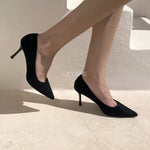 escarpins noirs, talons aiguilles, chaussures femme, bout pointu, escarpins élégants, chaussures soirée, style chic, talons fins, look sophistiqué, mode femme